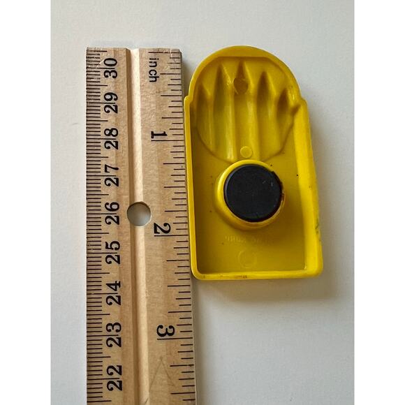 Vintage Crayons Refrigerator Magnet Made in Hong Kong - Picture 5 of 5